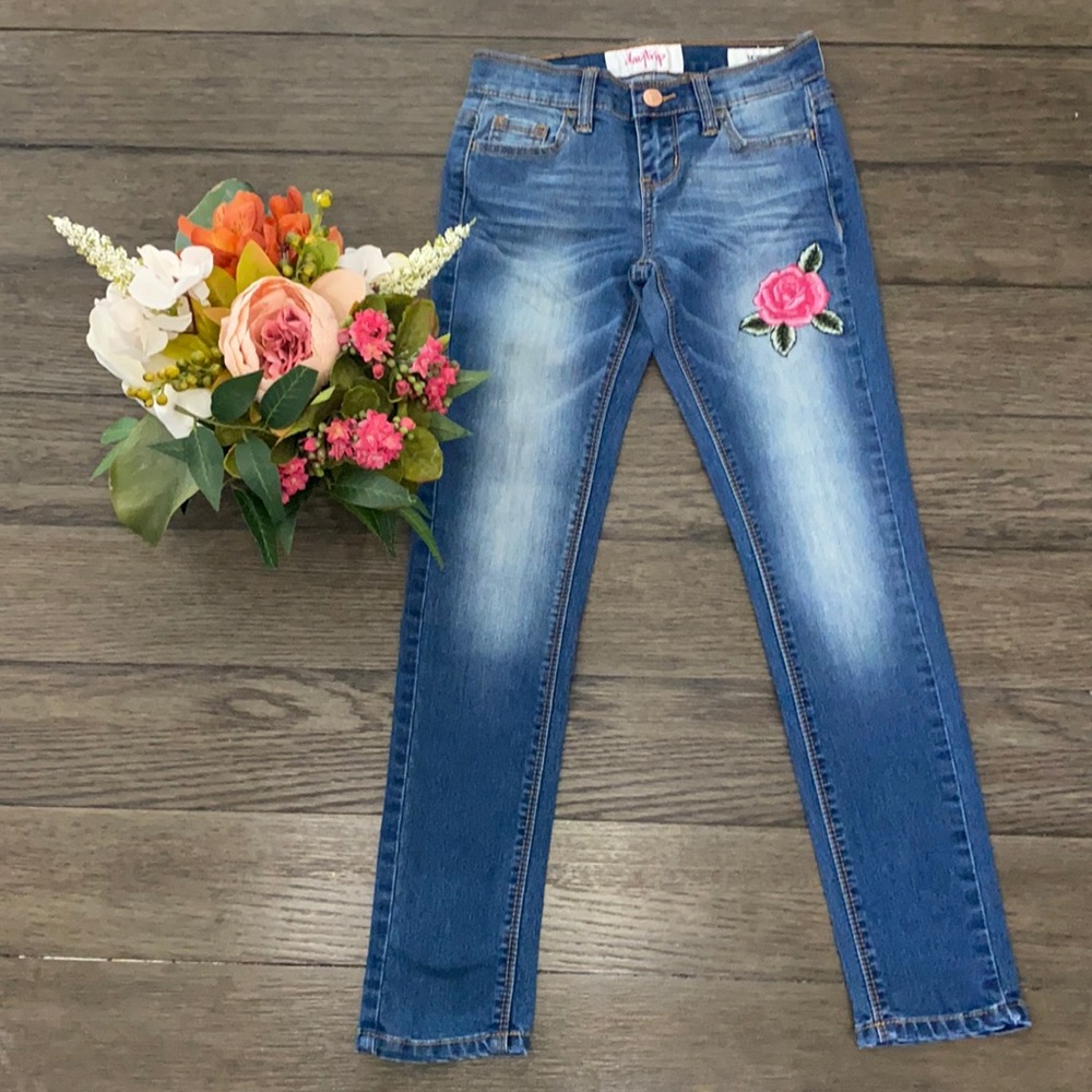 Girls Daytrip skinny jeans with rose applique NWOT